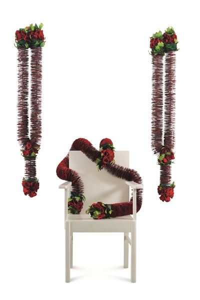 Virtually Untouchable III, installazione con lame di rasoio e rose artificiali