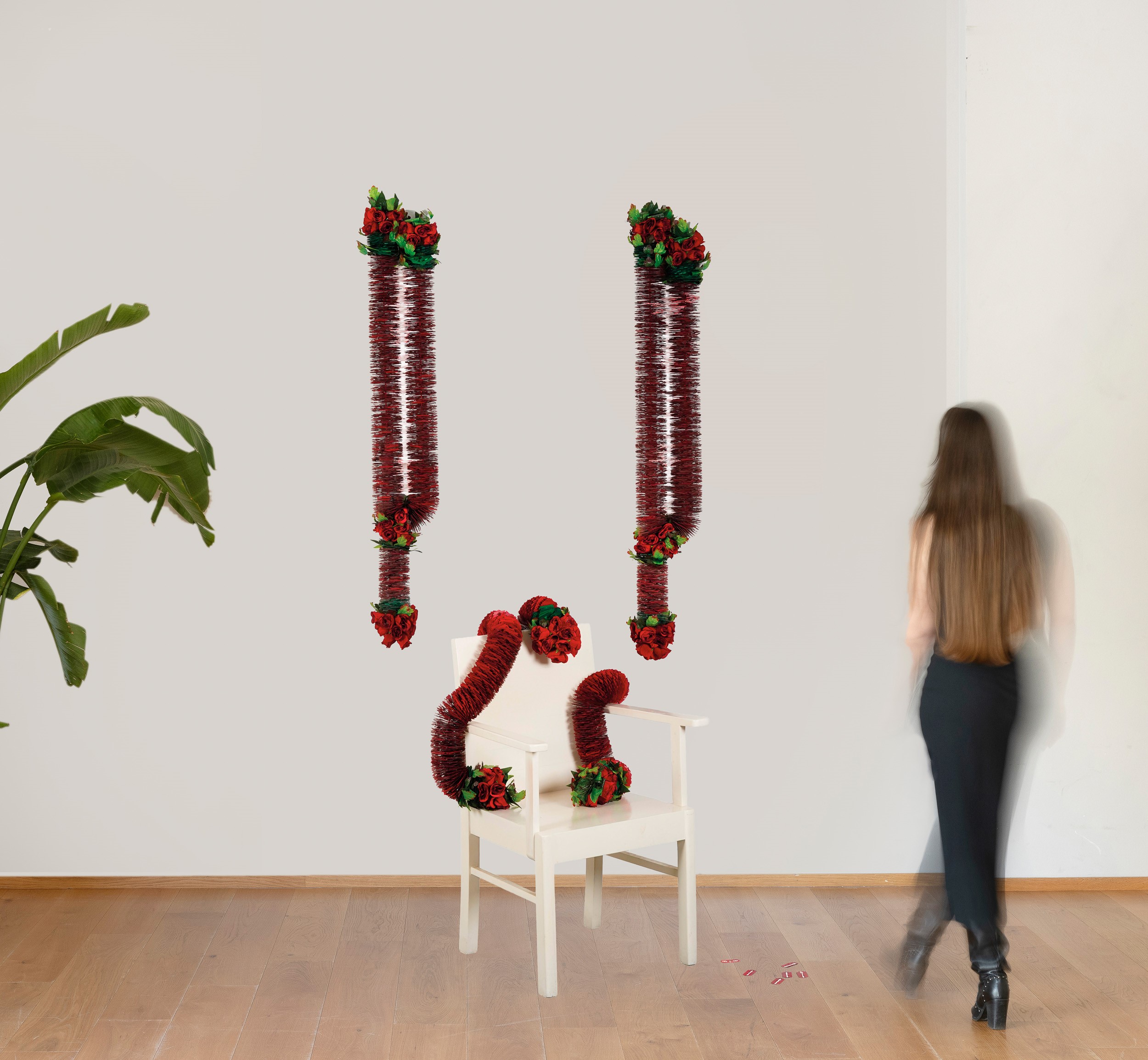 Sunil Gawde - Virtually Untouchable III, installazione con lame di rasoio e rose artificiali
