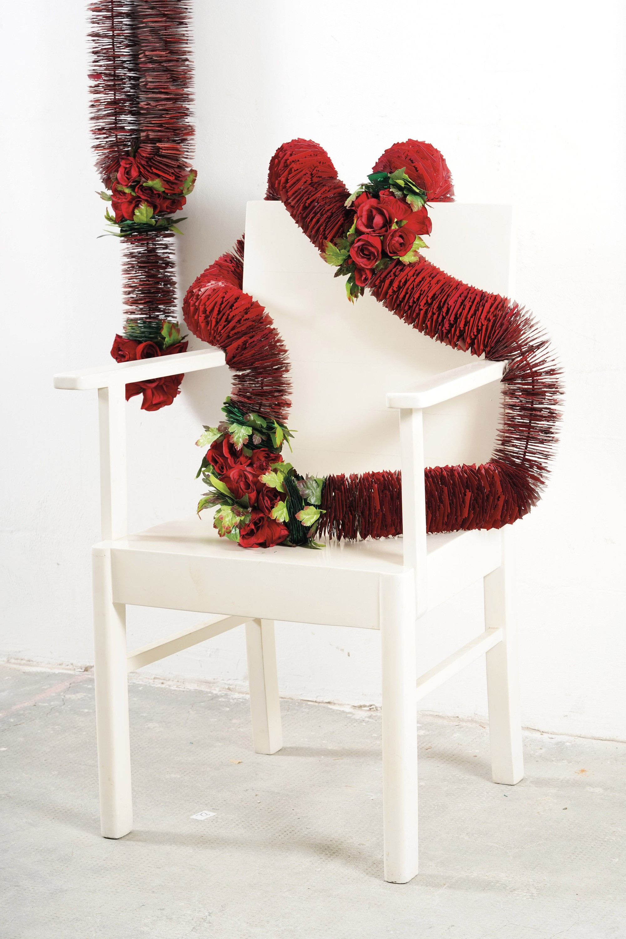 Sunil Gawde - Virtually Untouchable III, installazione con lame di rasoio e rose artificiali