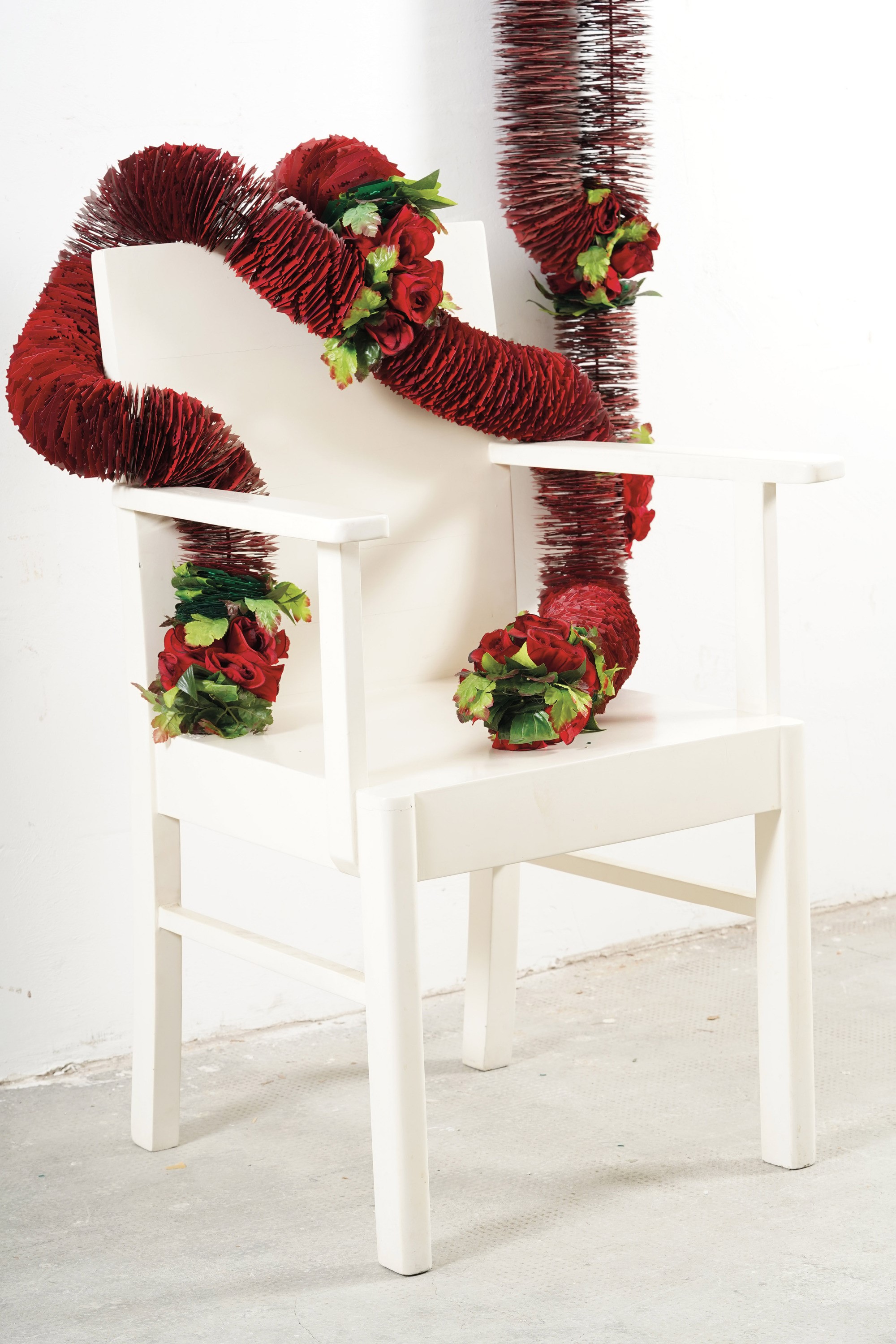 Sunil Gawde - Virtually Untouchable III, installazione con lame di rasoio e rose artificiali