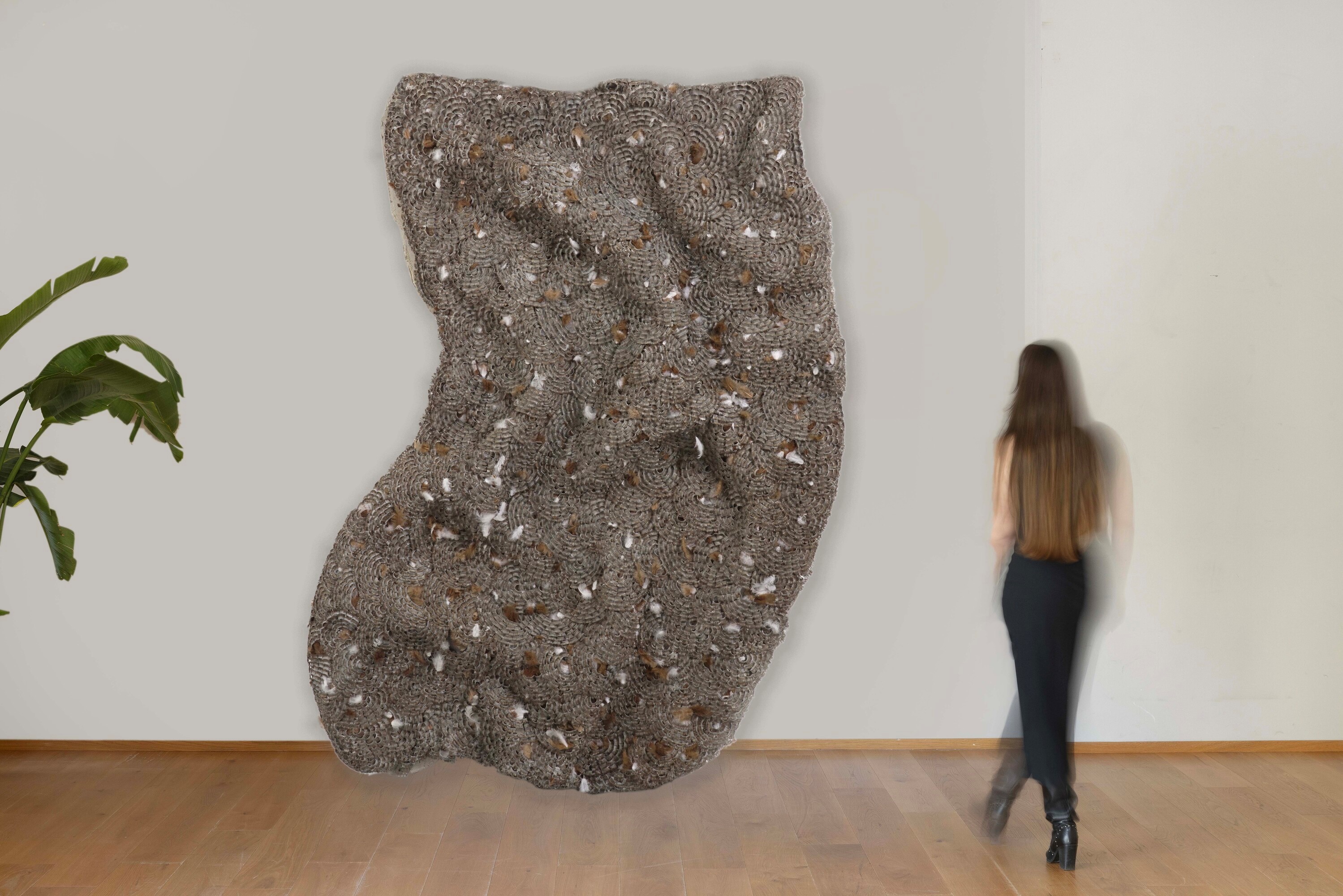Gupta Sakshi - Landscape of Waking Memories, filo di acciaio, rete metallica e piume di pollo