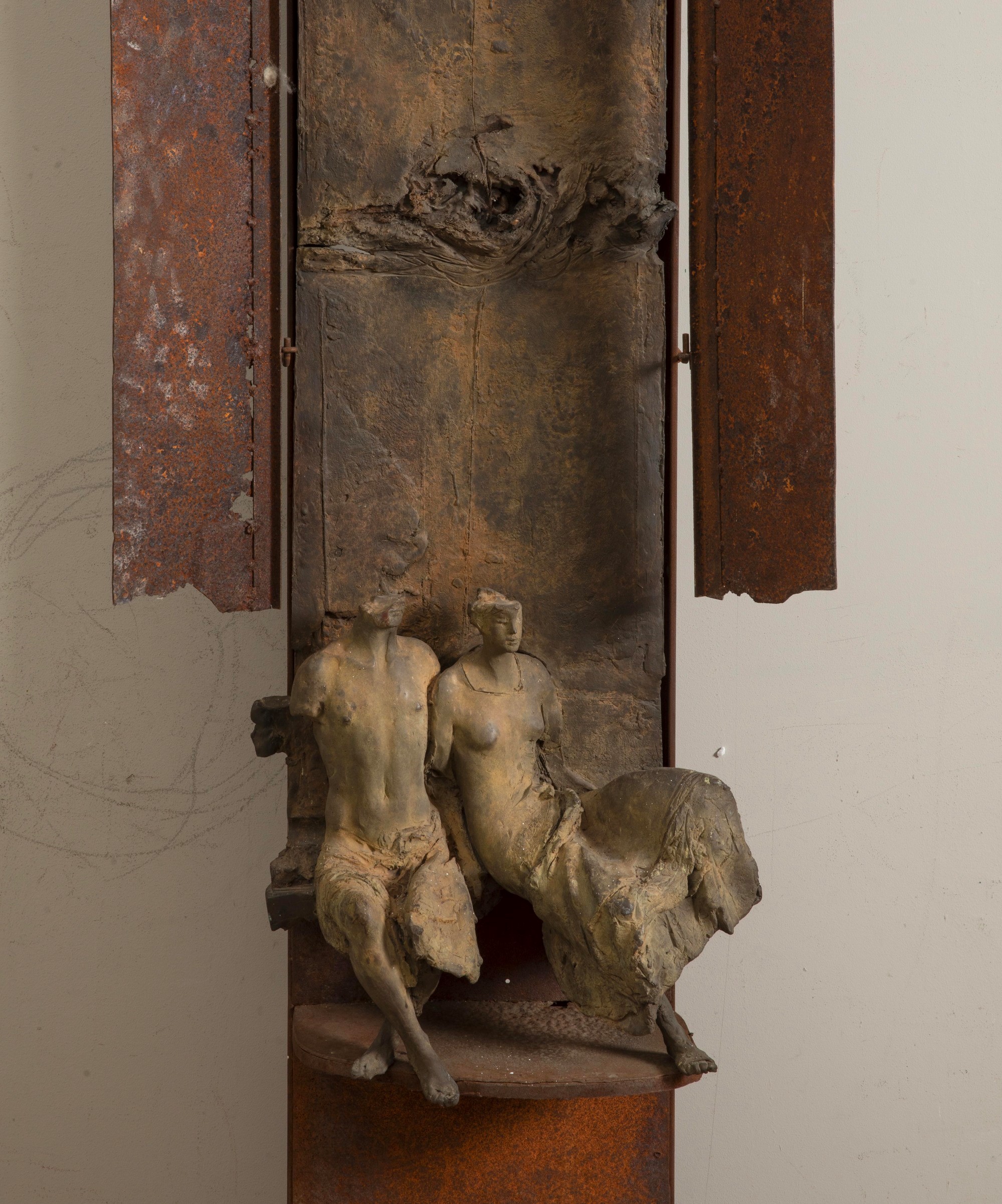 Ugo Riva - Davanti al mistero, scultura in bronzo e ferro