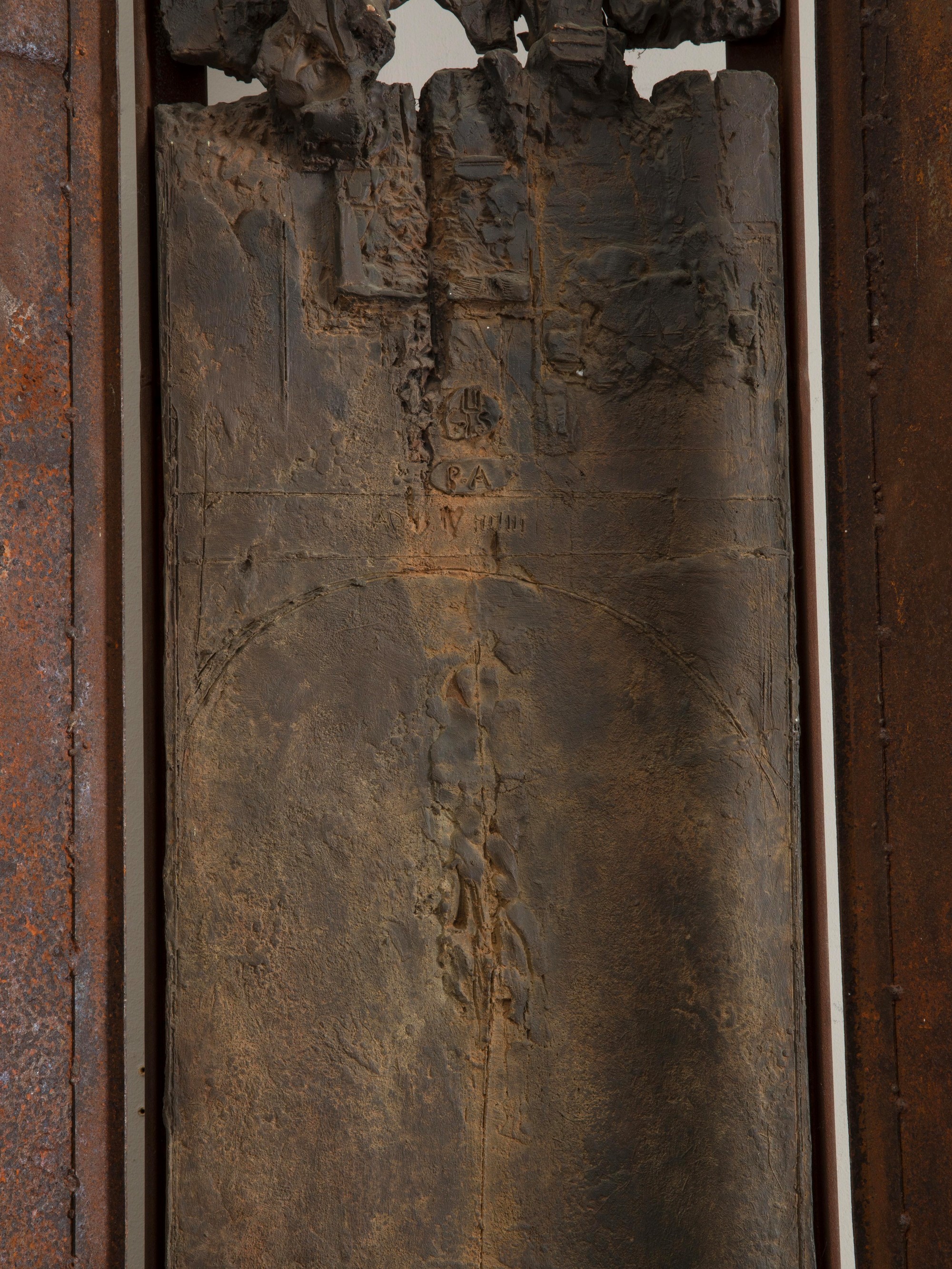 Ugo Riva - Davanti al mistero, scultura in bronzo e ferro