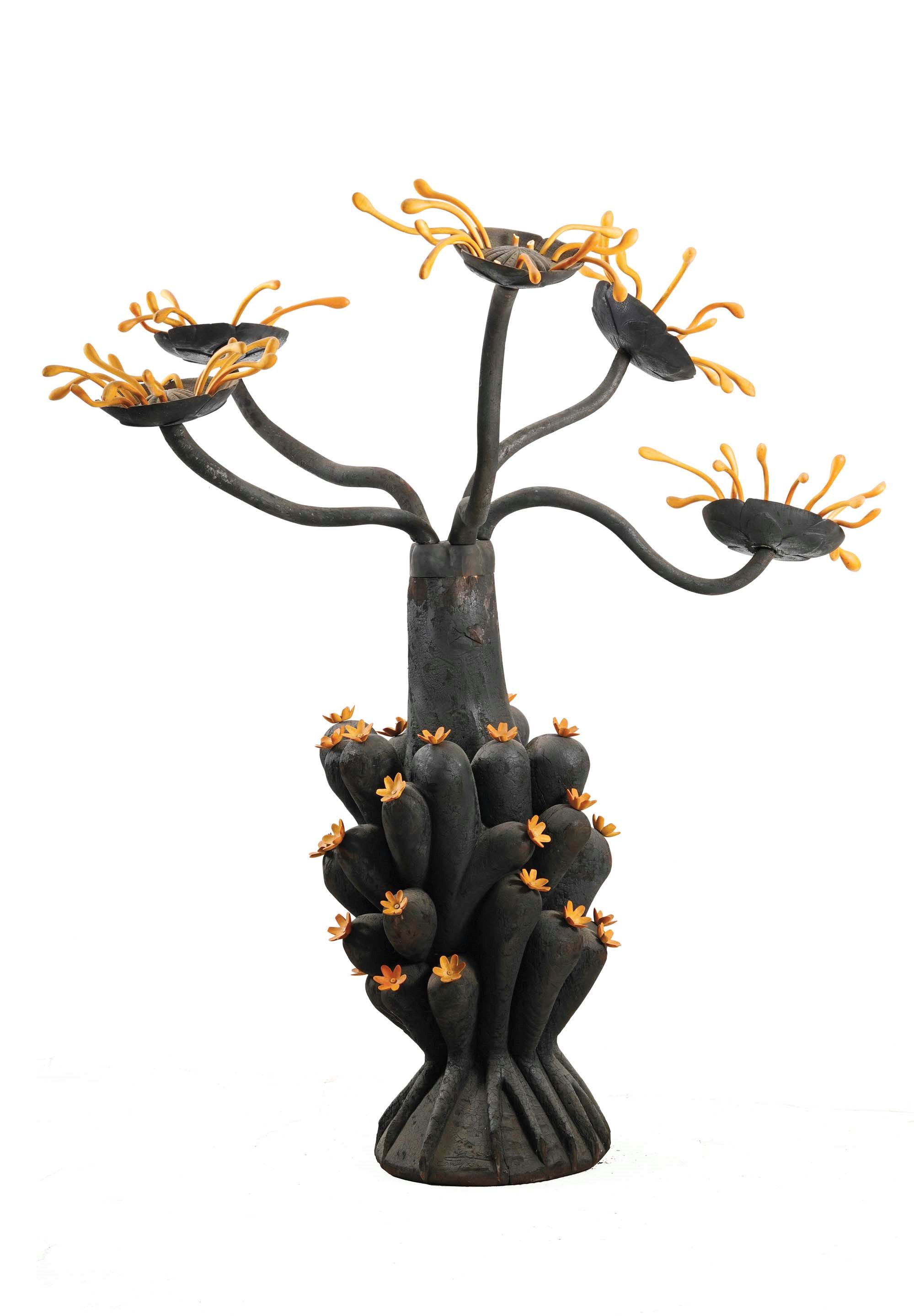 Xin Cang - Fiori esotici, scultura in legno carbonizzato e sandalo
