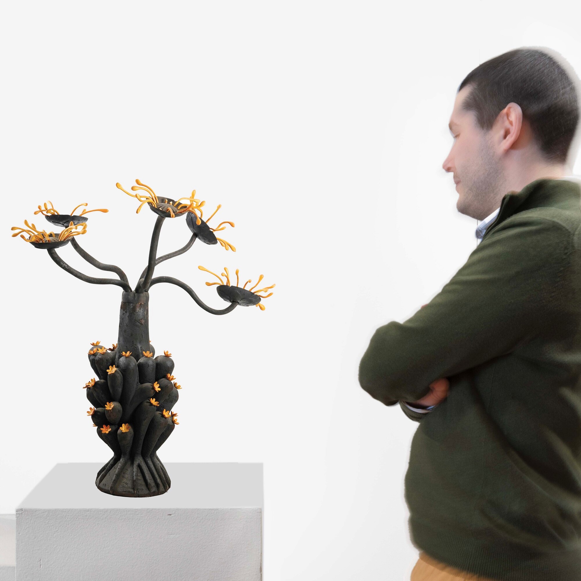 Xin Cang - Fiori esotici, scultura in legno carbonizzato e sandalo