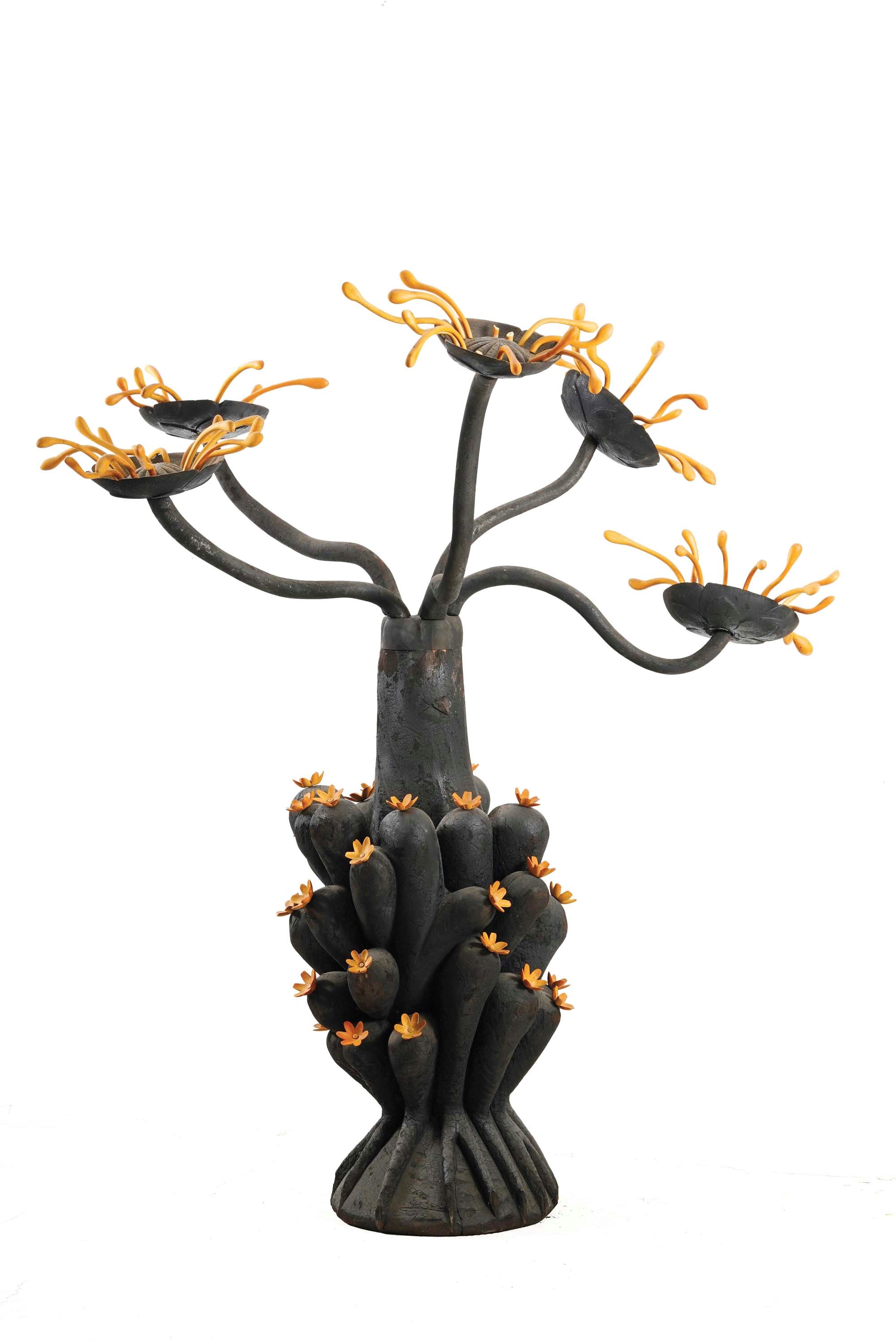 Xin Cang - Fiori esotici, scultura in legno carbonizzato e sandalo