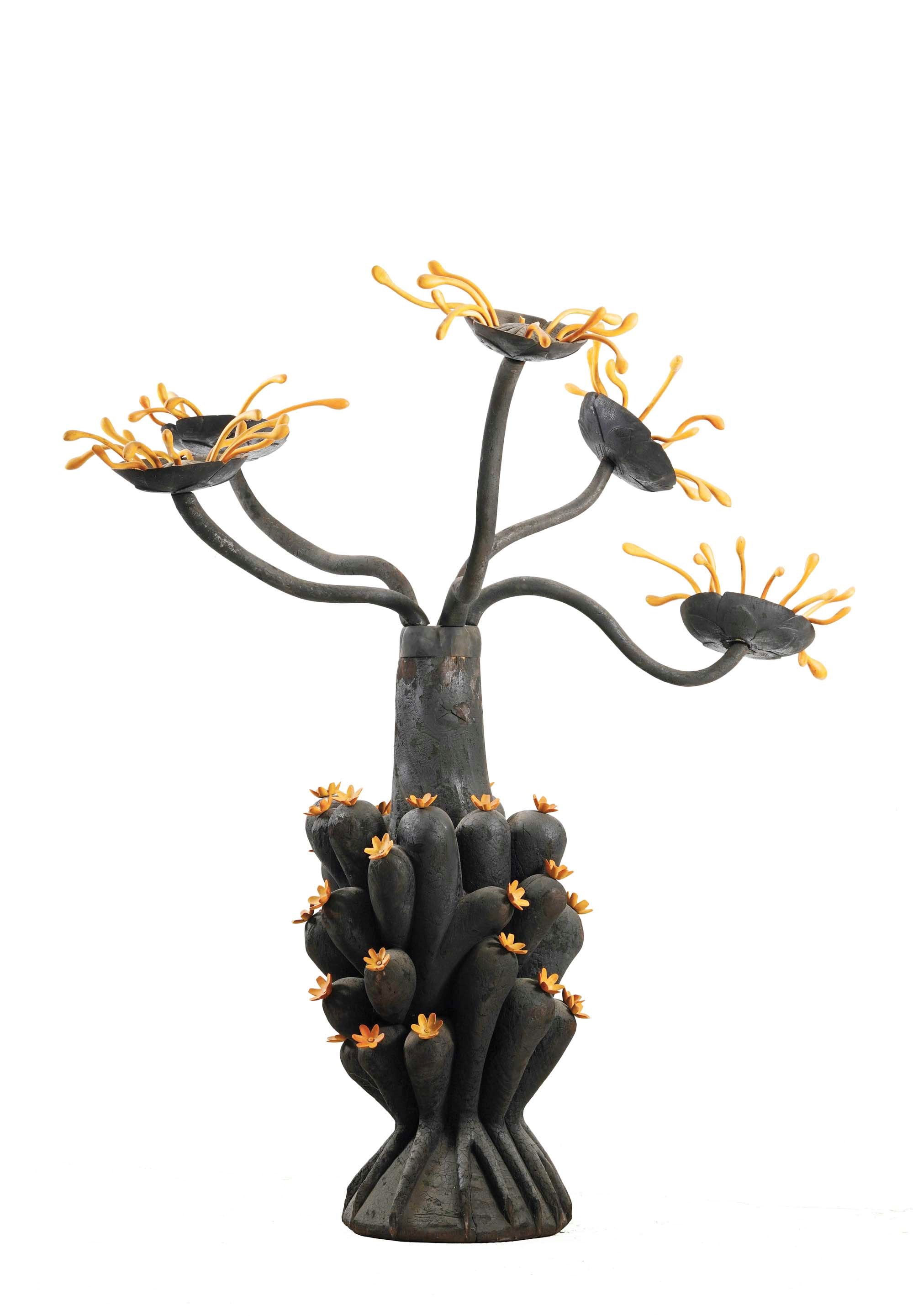 Xin Cang - Fiori esotici, scultura in legno carbonizzato e sandalo