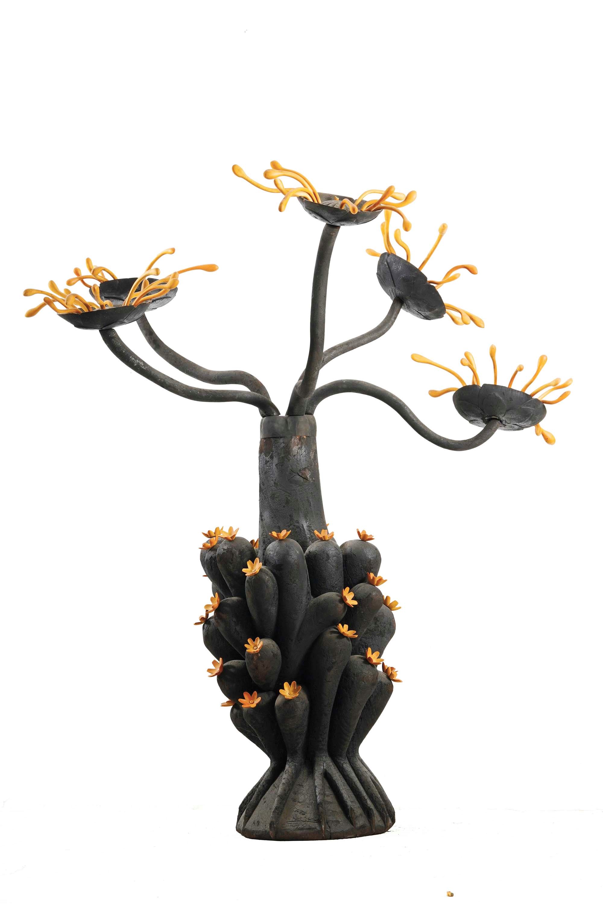 Xin Cang - Fiori esotici, scultura in legno carbonizzato e sandalo