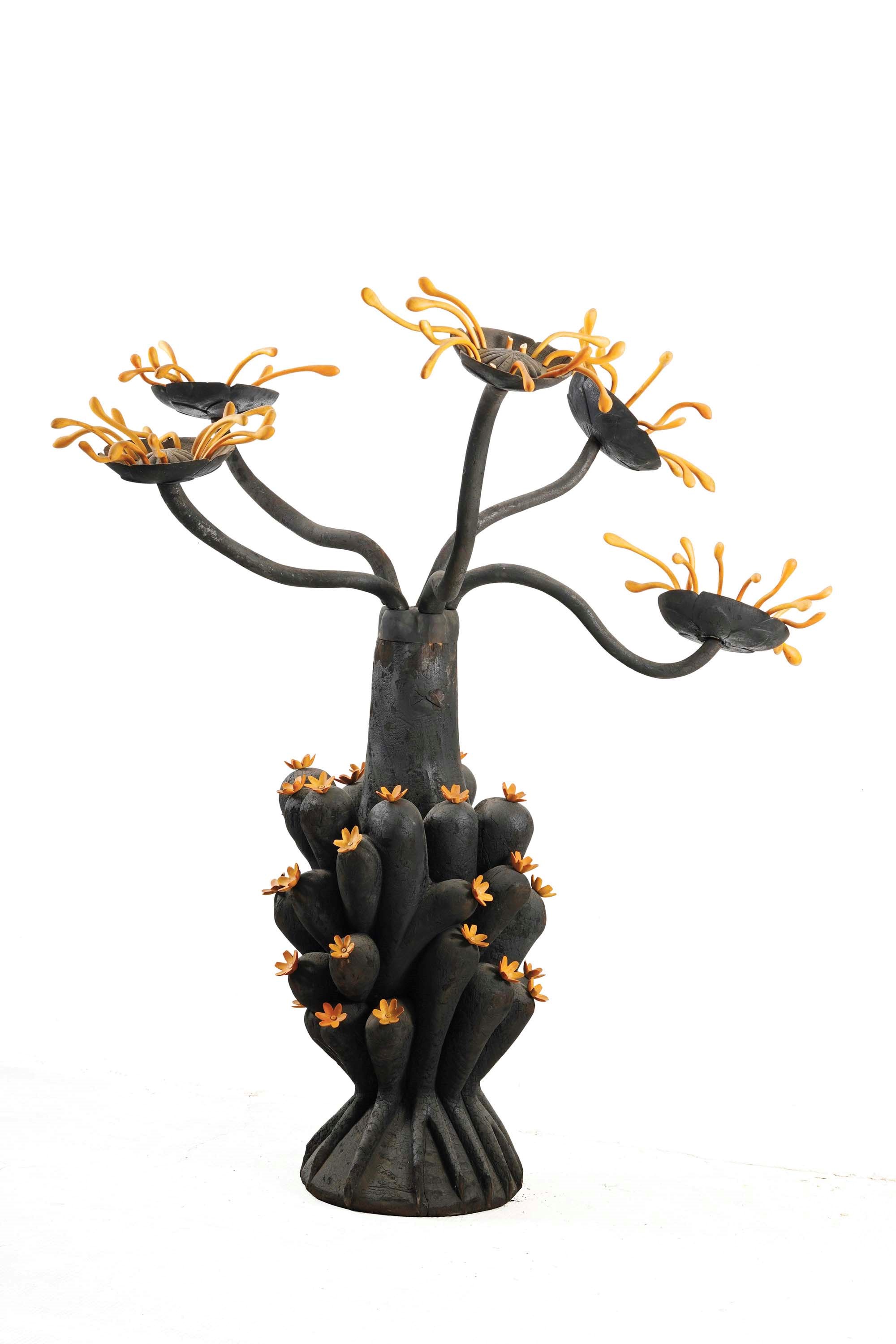 Xin Cang - Fiori esotici, scultura in legno carbonizzato e sandalo