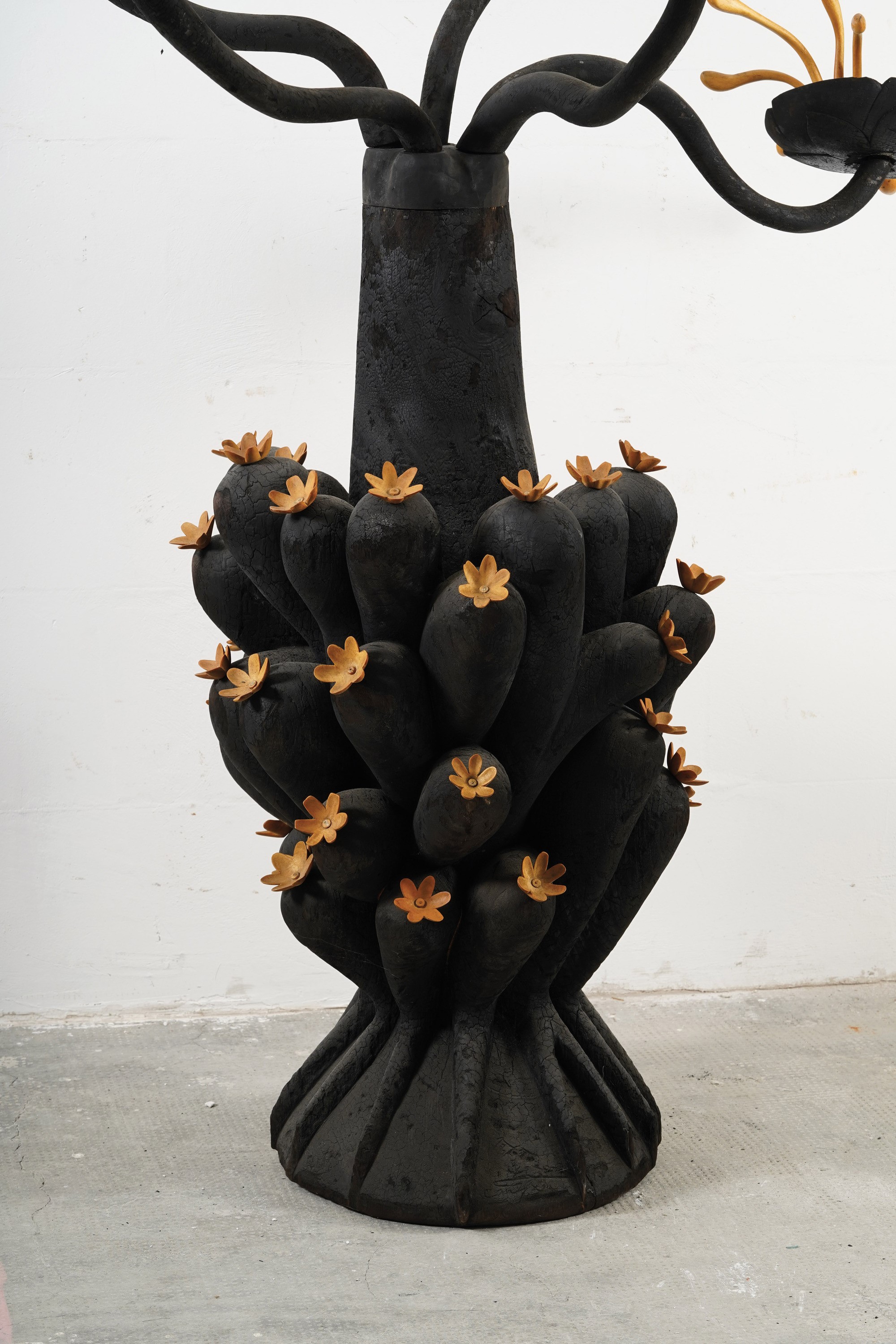 Xin Cang - Fiori esotici, scultura in legno carbonizzato e sandalo
