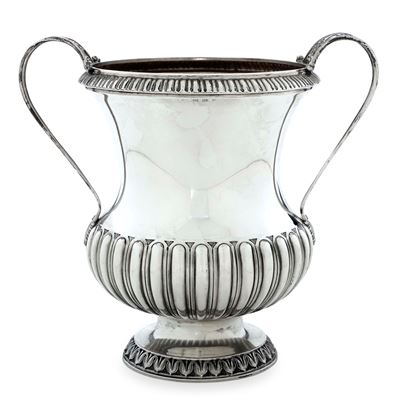 Pradella (Milano), Vaso biansato in argento fuso e sagomato per Ventrella (Roma), XX secolo