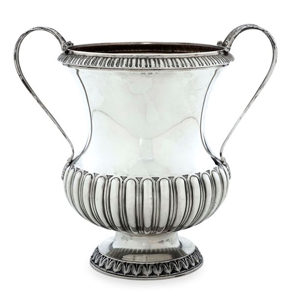 Vaso biansato. Argenteria artistica italiana XX secolo,  argentiere Pradella Milano per Ventrella Roma