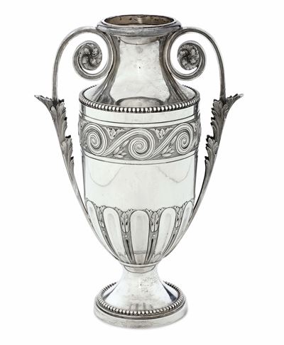 Francia (Parigi ?), Vaso di gusto neoclassico in argento fuso, sagomato e cesellato, XIX-XX secol...