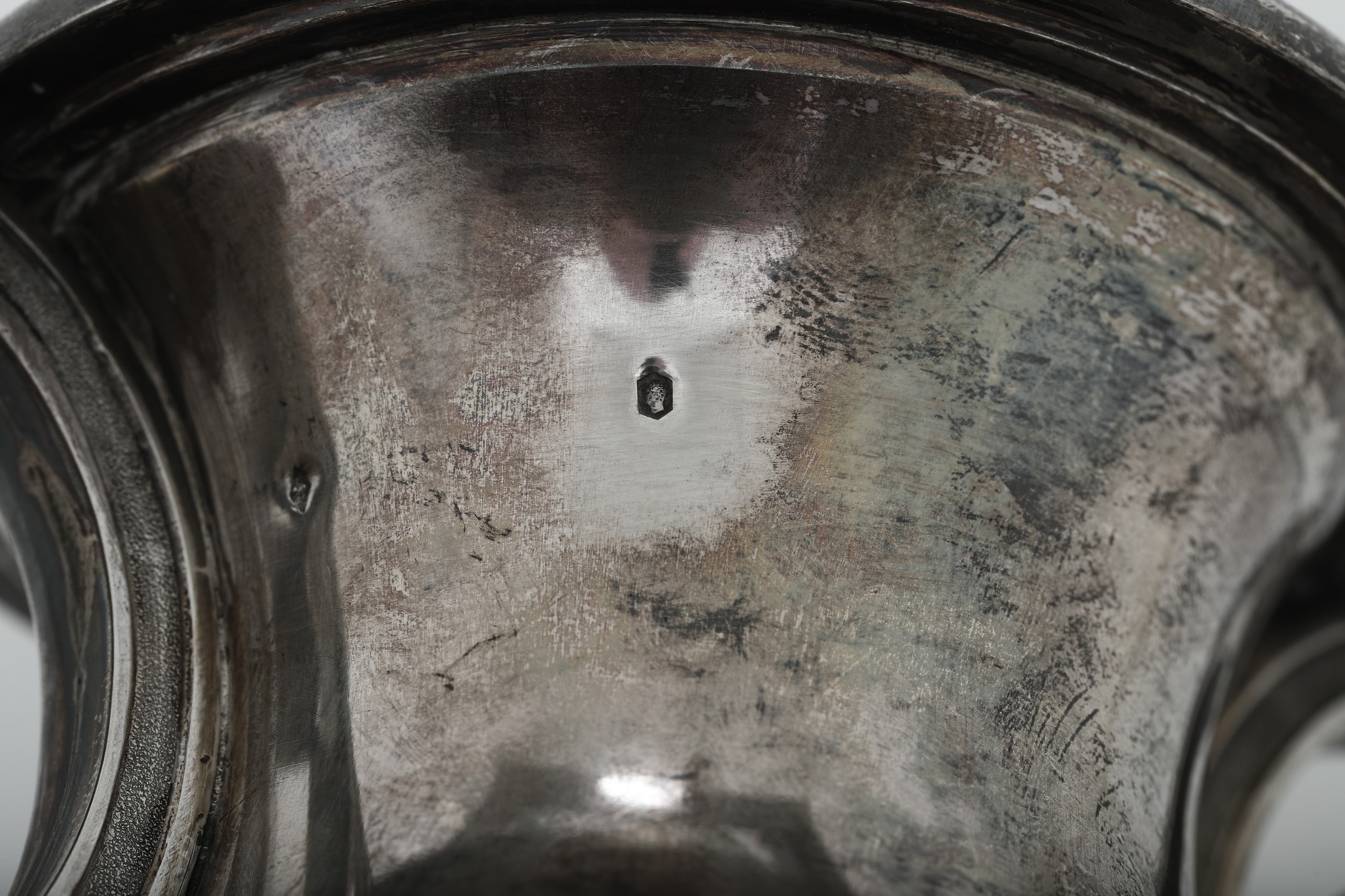 Francia (Parigi ?), Vaso di gusto neoclassico in argento fuso, sagomato e cesellato, XIX-XX secol...