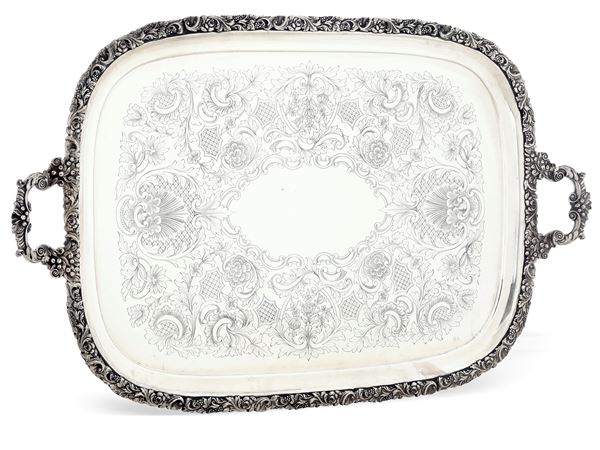 Grande vassoio. Argenteria artistica italiana del XX secolo. Marchi dell'argentiere consunti di difficile lettura