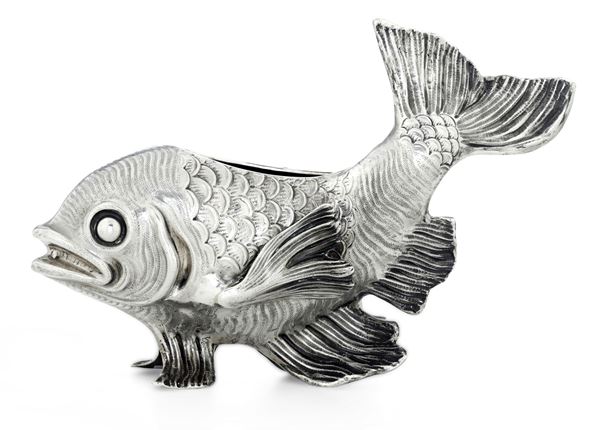 Centrotavola a foggia di pesce. Argenteria artistica milanese del XX secolo. Argentiere Pradella per Petochi, Roma