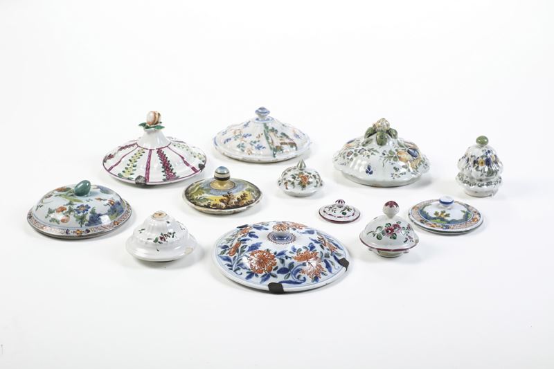 Collezione di 12 coperchi. Italia, diverse manifatture, XVIII secolo.  - Asta Maioliche e Porcellane da Collezione - Cambi Casa d'Aste