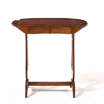 Tavolo con Piano a Fagiolo in Noce. XIX Secolo
