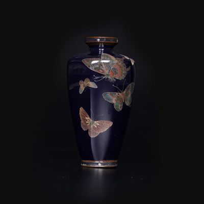 Piccolo Vaso in Rame Smaltato e Decorato a Farfalle. Giappone, Inizi XX Secolo