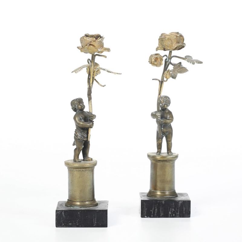 Coppia di piccoli candelieri in bronzo e ottone con putti reggicero. XIX secolo  - Auction Antique - Cambi Casa d'Aste