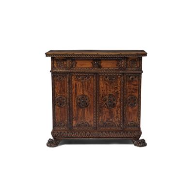Credenza in Noce con Decorazione Floreale Intagliata, Gambe Ferine. Stile ‘700