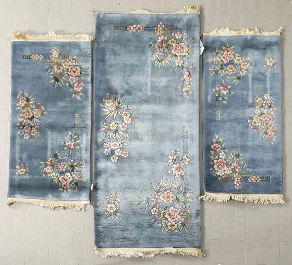 Lotto di tre tappeti Cina, XX secolo