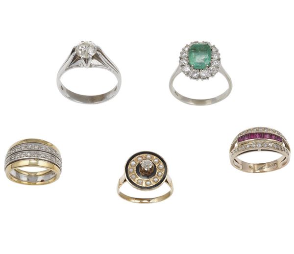Lotto composto da cinque anelli con gem-set
