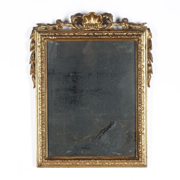 Specchiera con cornice in legno intagliato e dorato. Italia centrale XVIII secolo