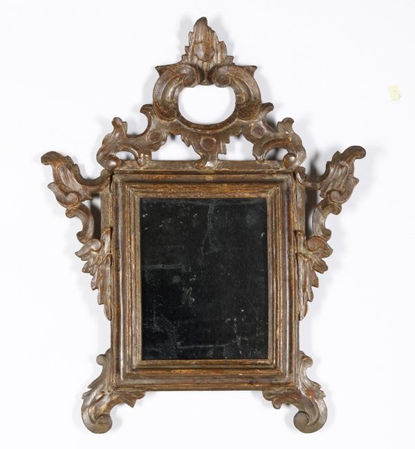 Specchiera con cornice in legno intagliato. XVII-XVIII secolo