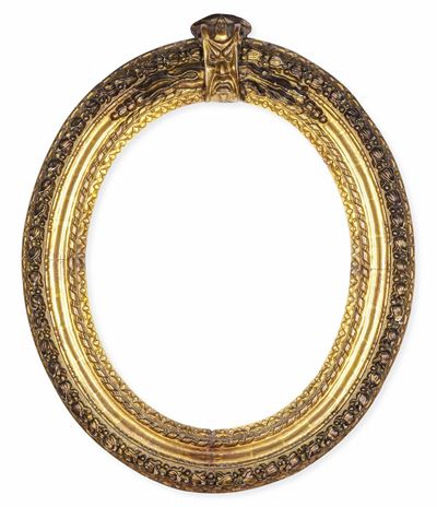 Cornice Ovale Riccamente Intagliata e Dorata con Mascherone Centrale, Francia XVII-XVIII Secolo