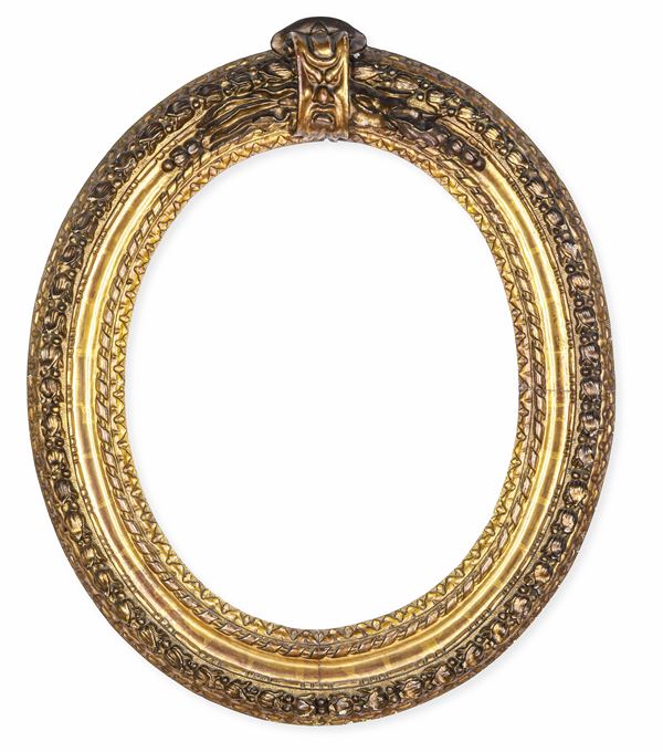 Cornice ovale riccamente intagliata e dorata con mascherone centrale, Francia XVIII secolo