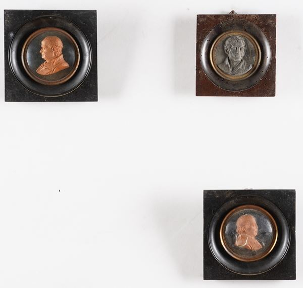 Tre cammei con ritratti maschili a rilievo