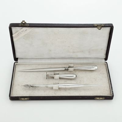 Set da scrivania, argenteria italiana del XX secolo in argento fuso