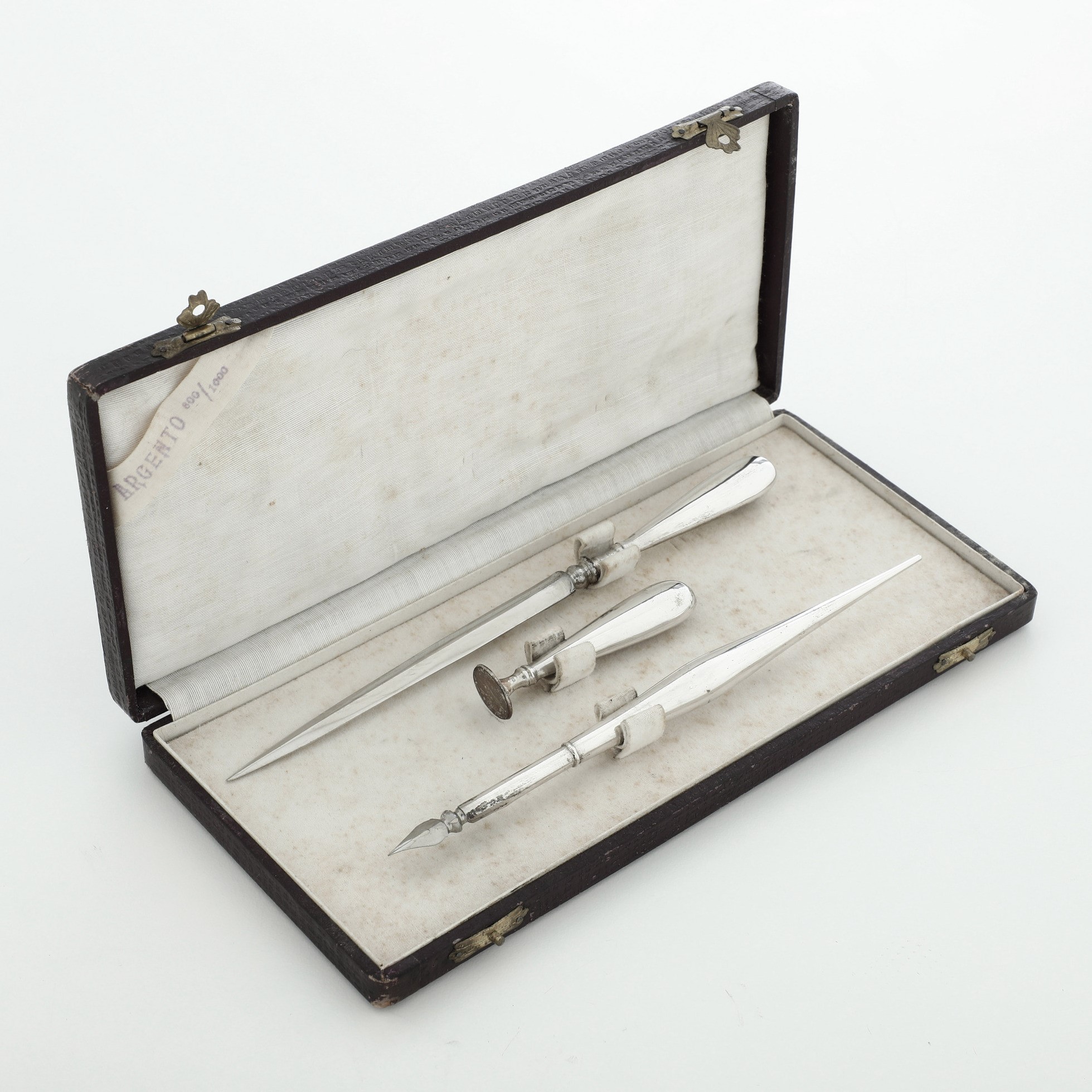 Set da scrivania, argenteria italiana del XX secolo in argento fuso