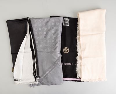 Louis Vuitton Lotto di 4 Sciarpone di Vari Materiali, Colori e Misure, Difetti