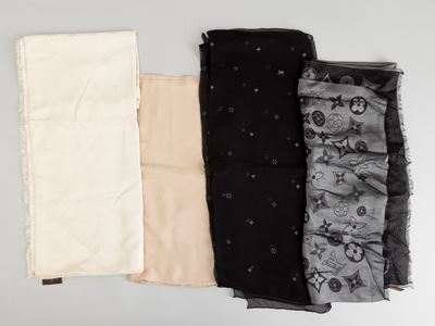 Louis Vuitton Lotto di 4 Sciarpe di Vari Materiali, Colori e Misure, Difetti