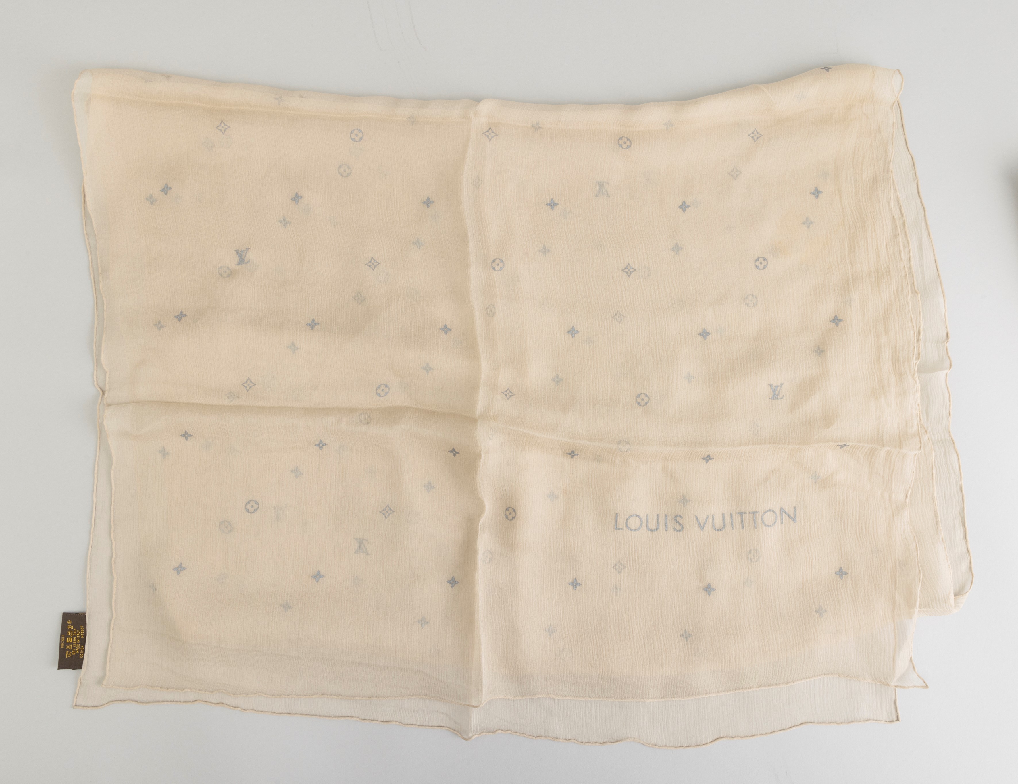 Louis Vuitton Lotto di 4 Sciarpe di Vari Materiali, Colori e Misure, Difetti