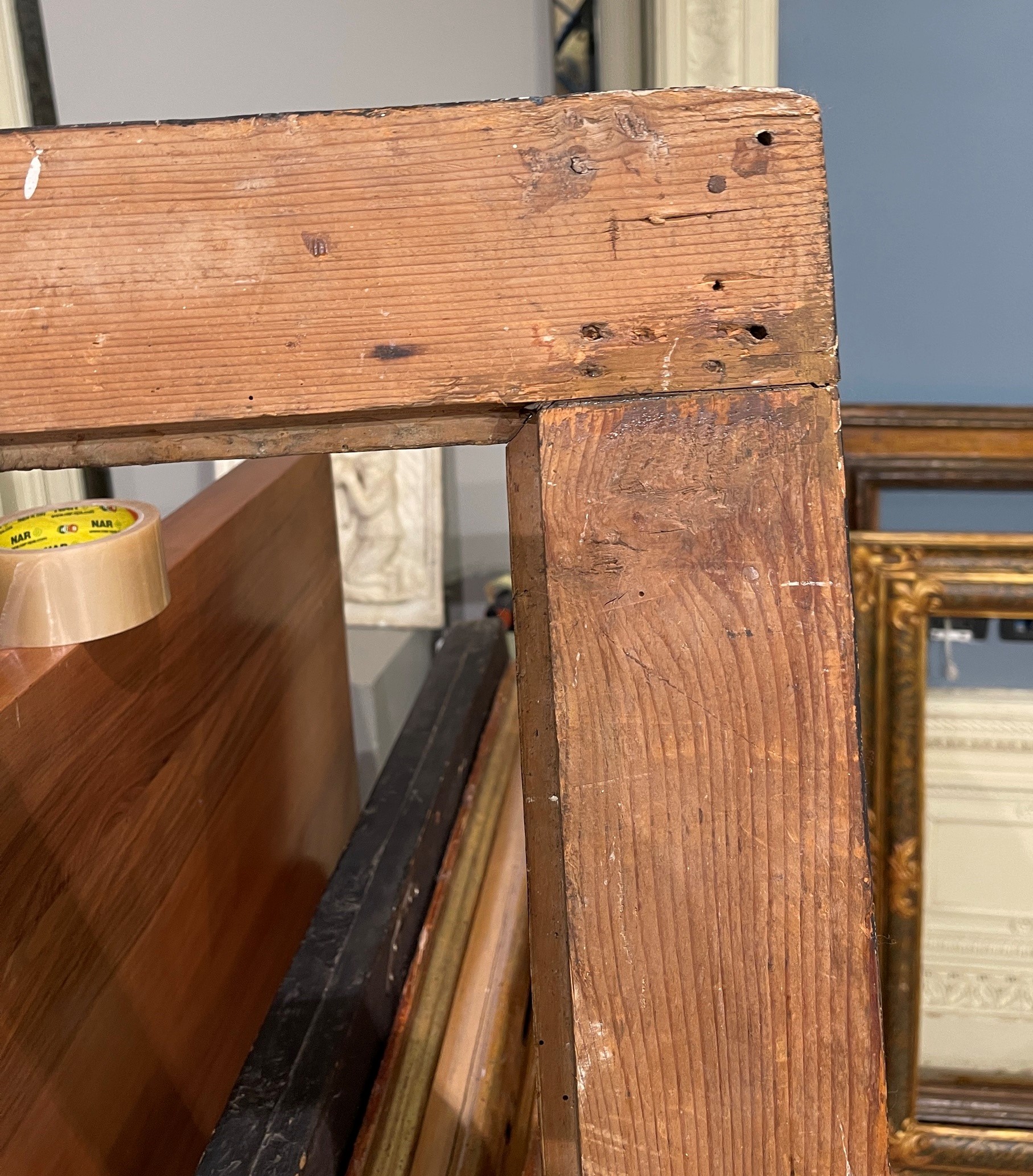Cornice a Cassetta in Legno Ebanizzato con Profili Dorati. Toscana XVII Secolo
