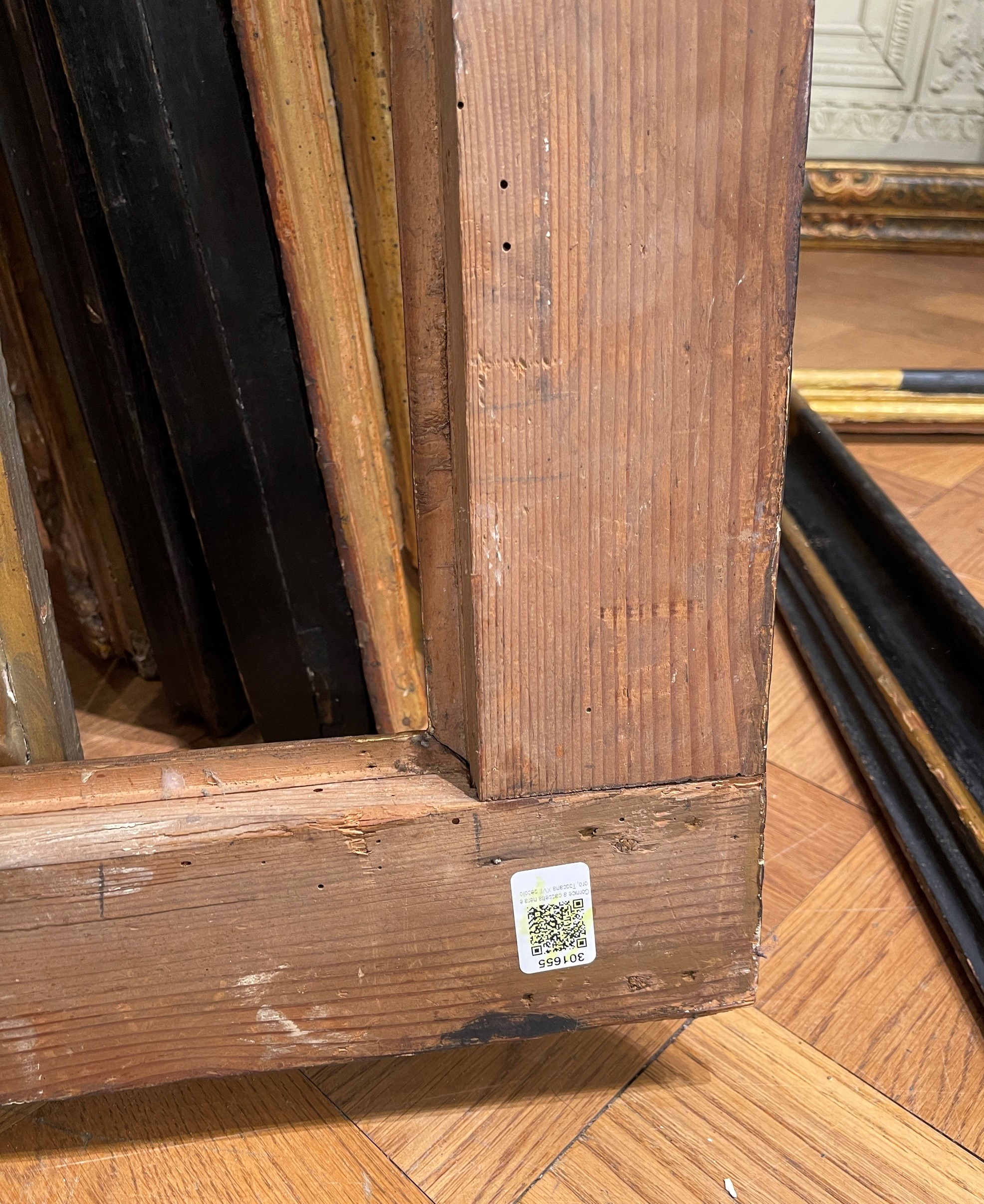 Cornice a Cassetta in Legno Ebanizzato con Profili Dorati. Toscana XVII Secolo