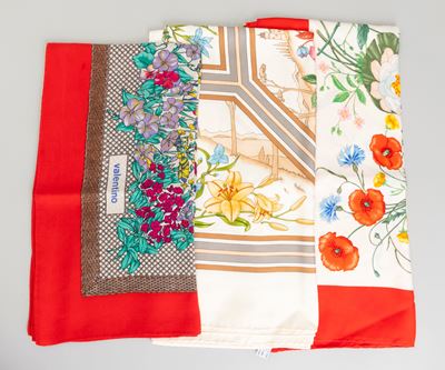 Lotto di 3 Foulards di Cui 1 Valentino e 2 di Gucci, Difetti