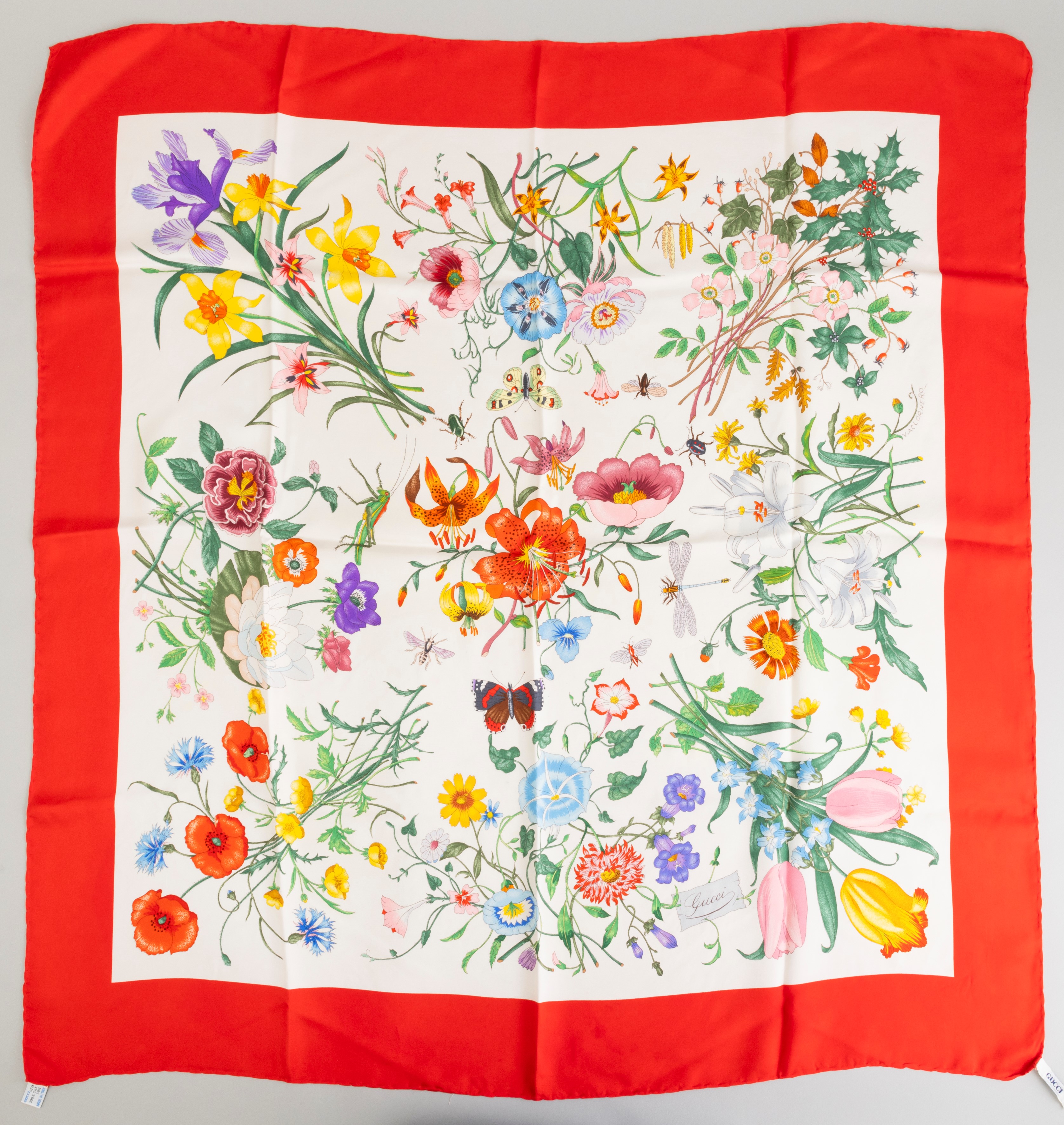 Lotto di 3 Foulards di Cui 1 Valentino e 2 di Gucci, Difetti