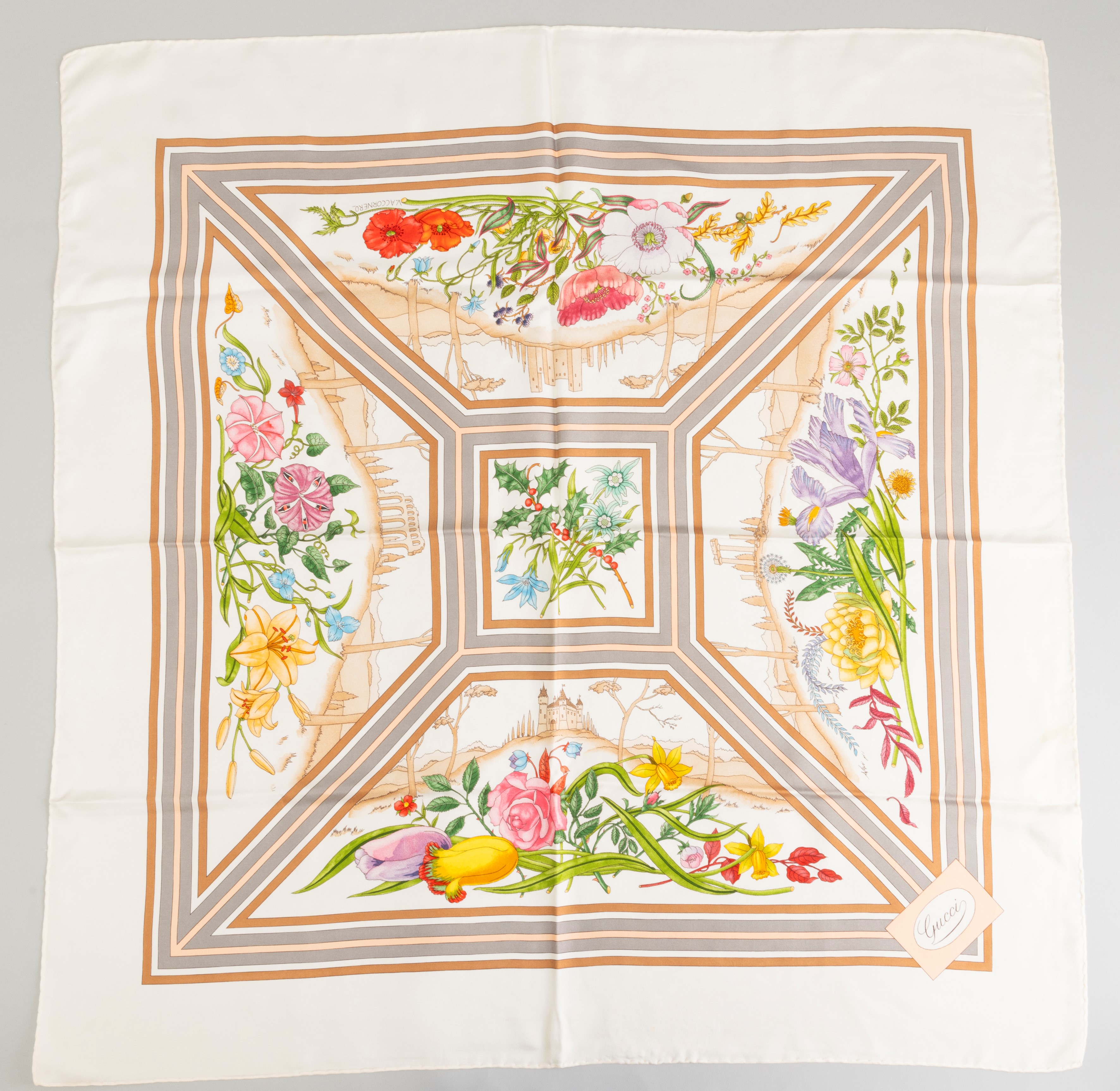 Lotto di 3 Foulards di Cui 1 Valentino e 2 di Gucci, Difetti