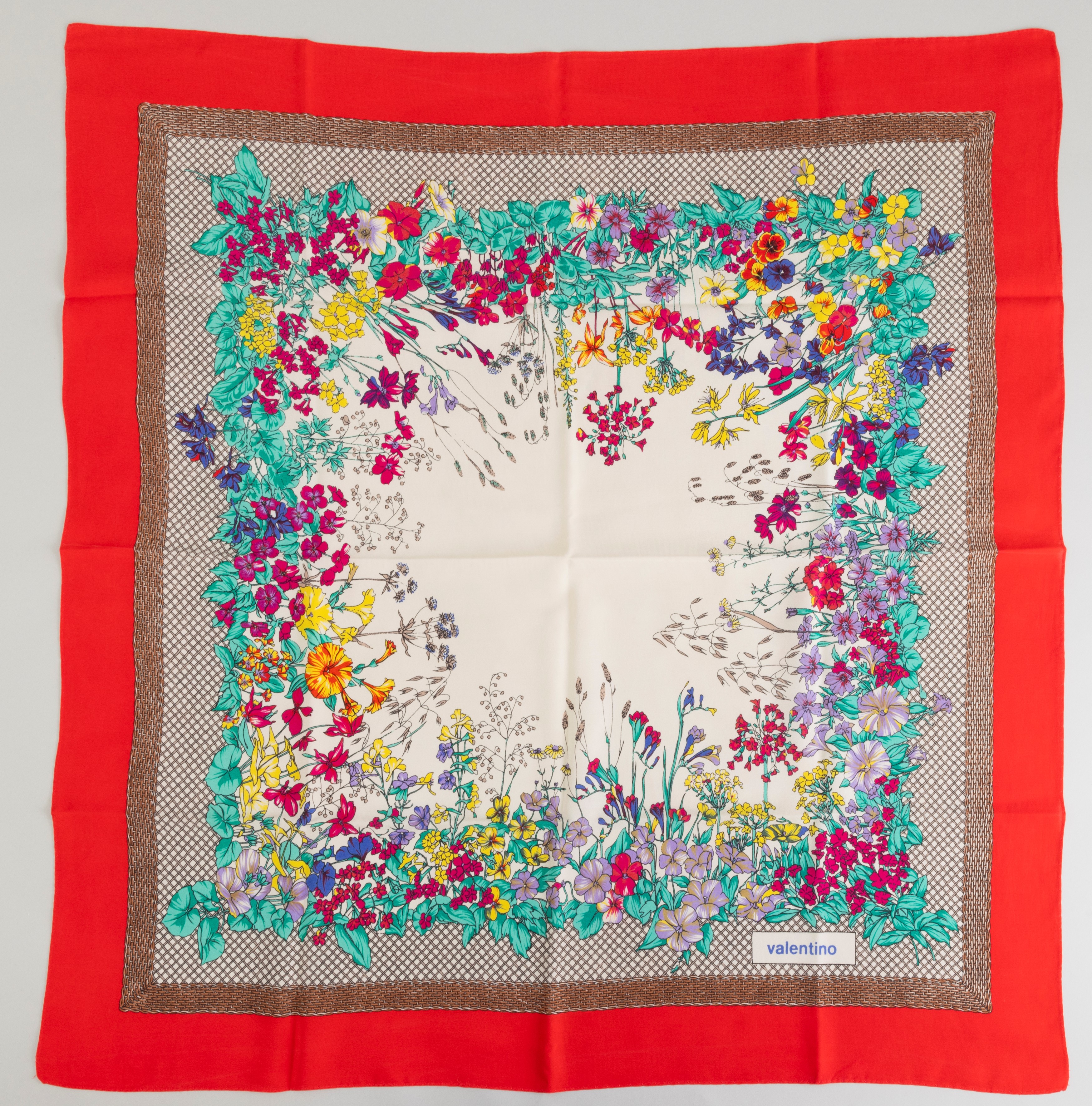 Lotto di 3 Foulards di Cui 1 Valentino e 2 di Gucci, Difetti
