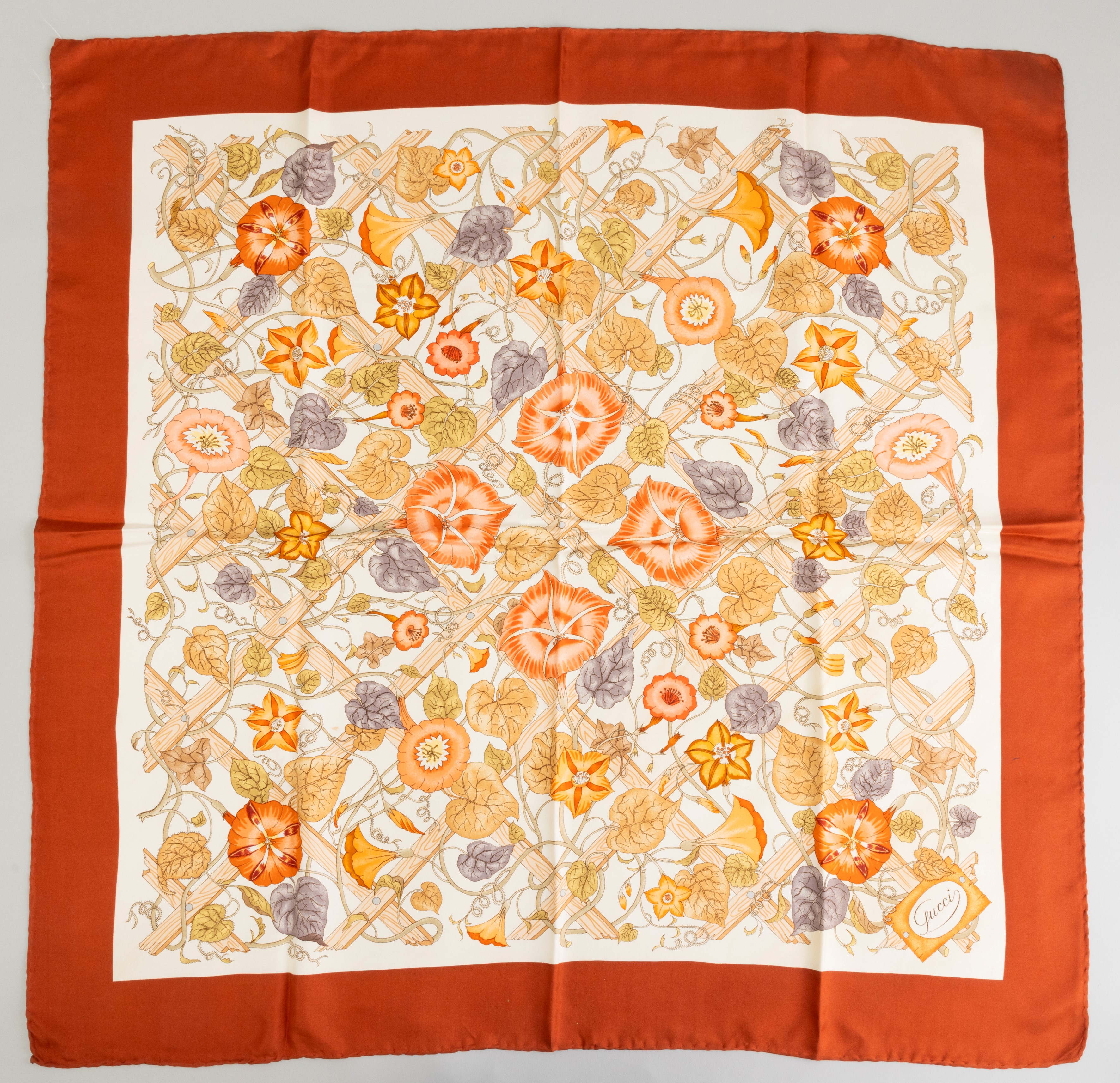 Lotto di 3 Foulards di Cui 1 Oleg Cassini e 2 di Gucci, Difetti