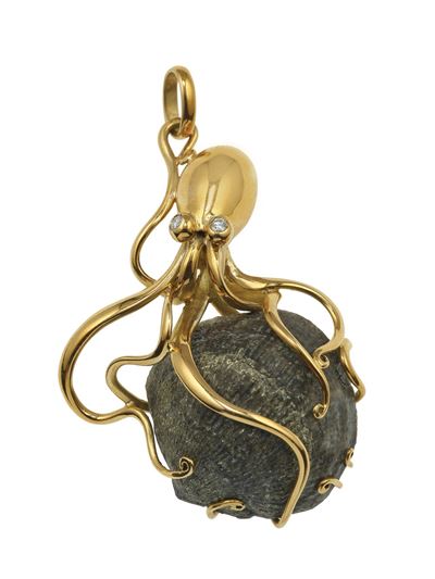 Pendente “polpo” su conchiglia, montatura in oro giallo 750/1000 con piccole pennellate in oro e ...