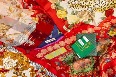 Lotto di 5 Foulard + 1 Pochette Gucci con Bustina Originale: 1 Mila Schon, 2 Ferré, 1 Ferragamo, ...