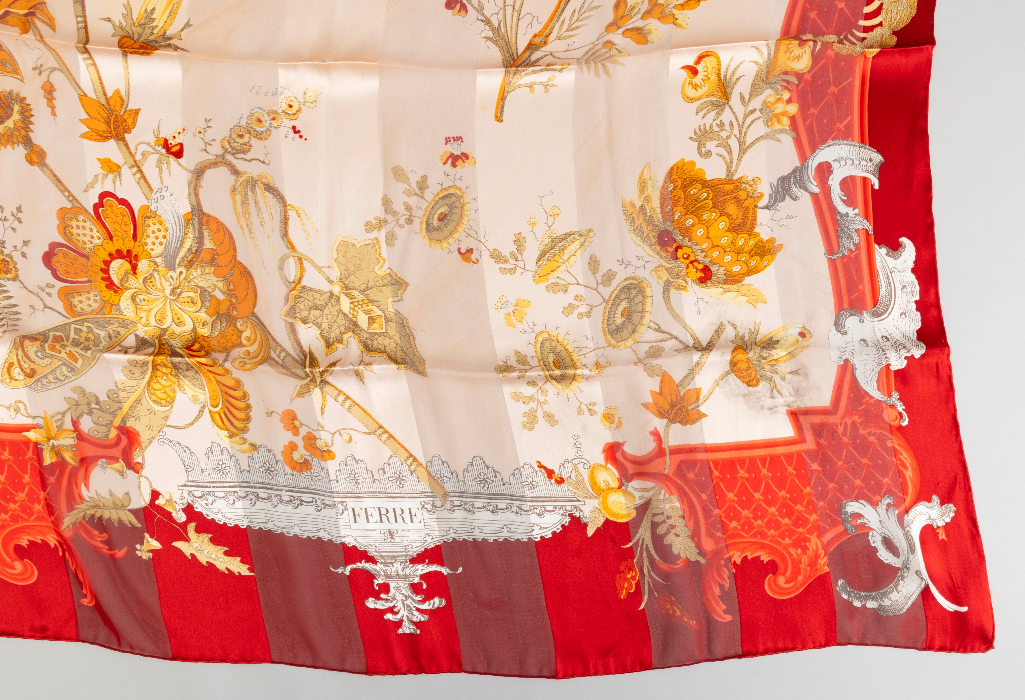 Lotto di 5 Foulard + 1 Pochette Gucci con Bustina Originale: 1 Mila Schon, 2 Ferré, 1 Ferragamo, ...