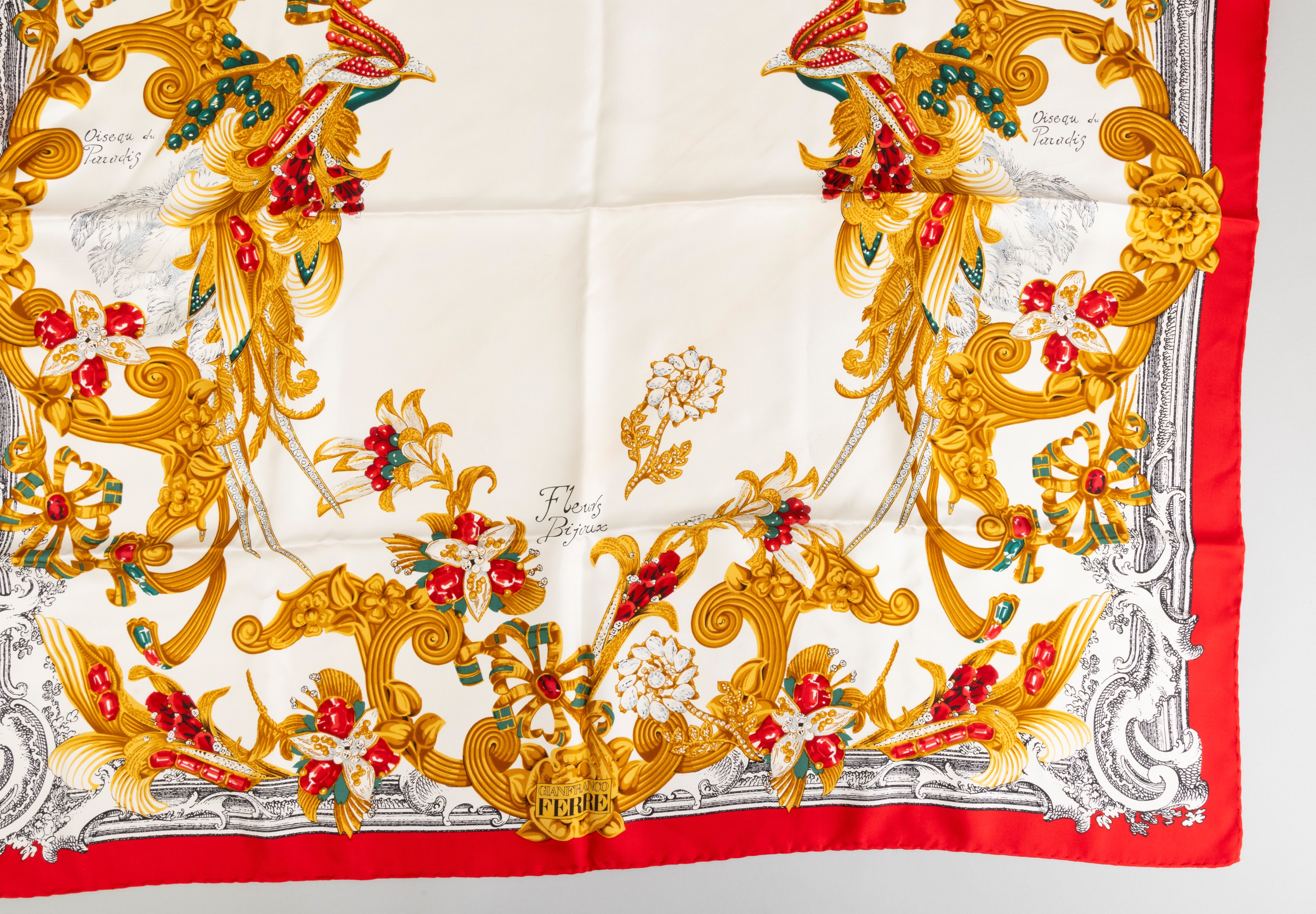 Lotto di 5 Foulard + 1 Pochette Gucci con Bustina Originale: 1 Mila Schon, 2 Ferré, 1 Ferragamo, ...