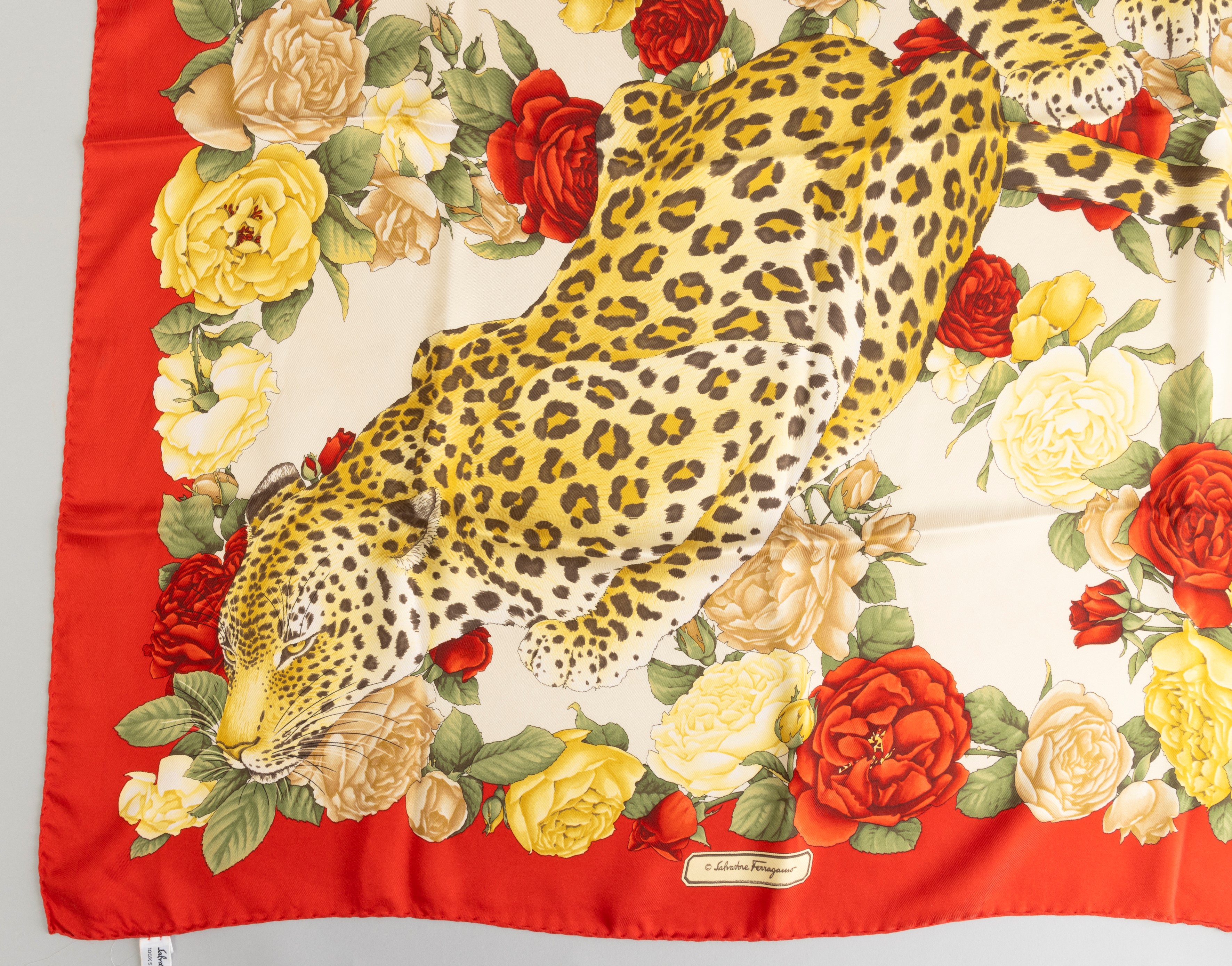 Lotto di 5 Foulard + 1 Pochette Gucci con Bustina Originale: 1 Mila Schon, 2 Ferré, 1 Ferragamo, ...