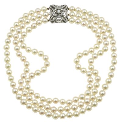 Collana Composta da Tre Fili di Perle Coltivate